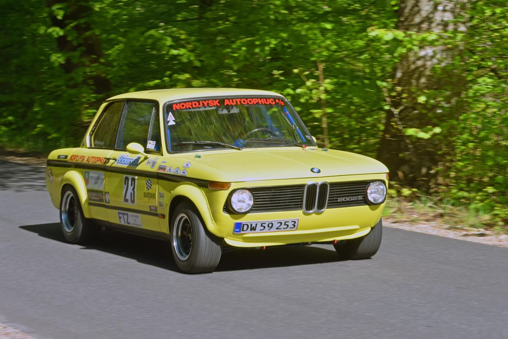 Den gule BMW 2002ti afviste et par topstykker for Gert Simonsen i forberedelserne til Lindum Skov Hill Climb 2023